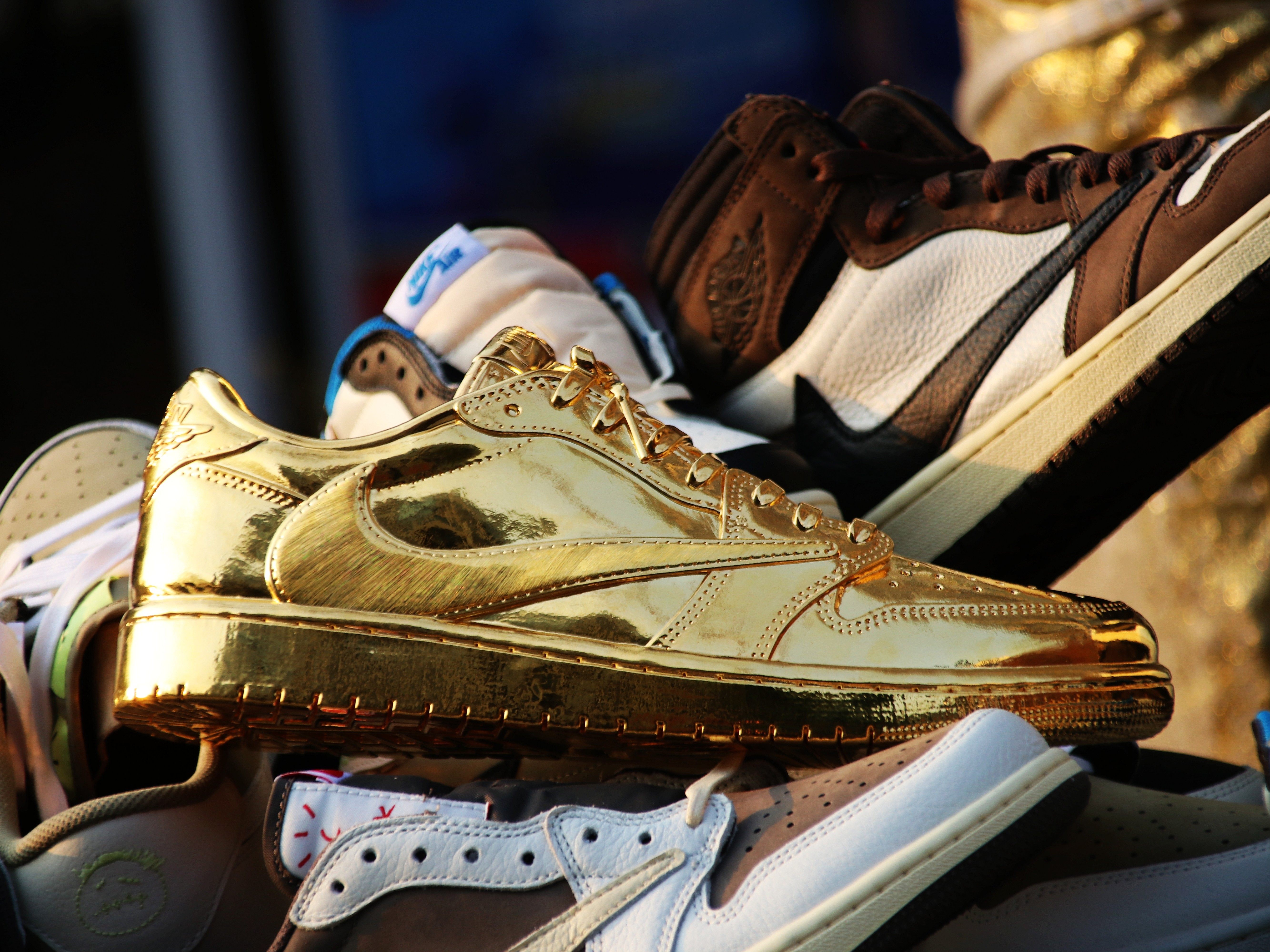 Nike Travis Scott x Air Jordan 1 Low OG Pure Gold 24K 286g