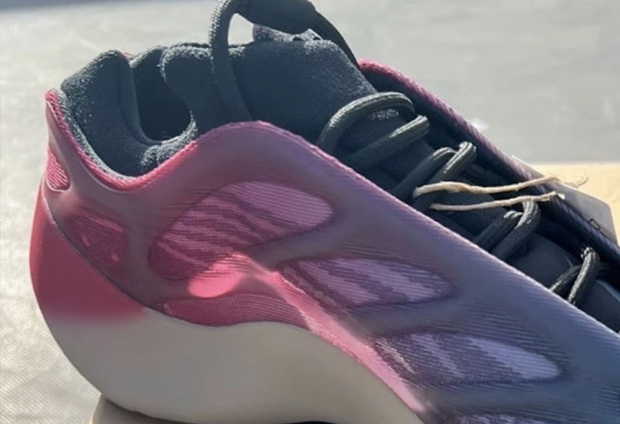 Pink yeezys outlet 700