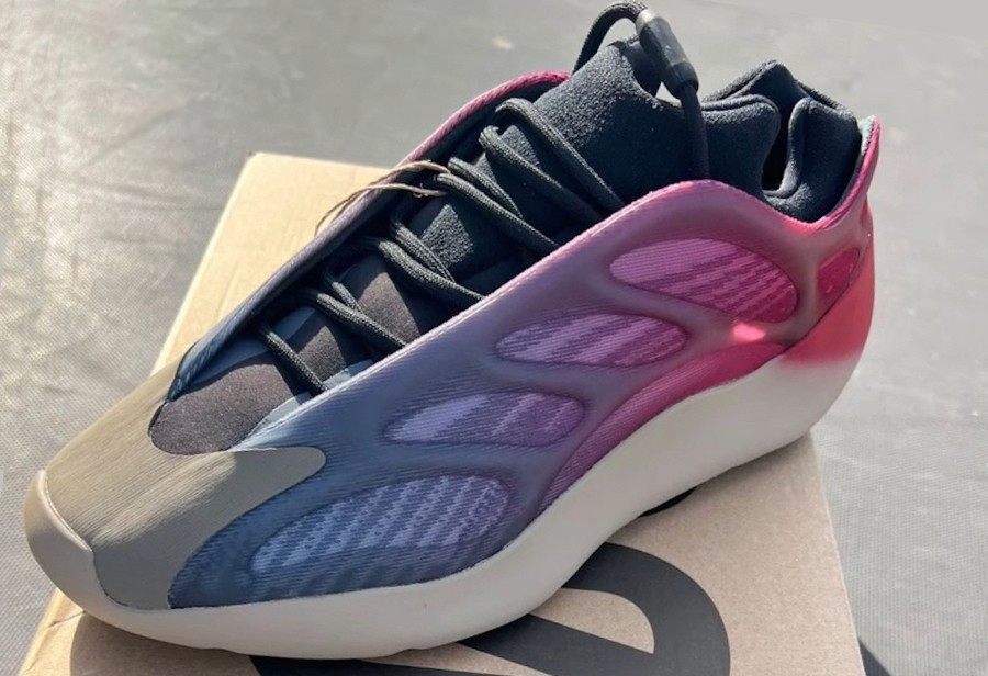 Yeezy,700 V3,Fade Carbon,GW181  侃爷也玩「赛博朋克」？全新蓝粉渐变 Yeezy 700 V3 实物曝光！